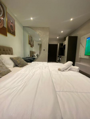 Premium studio the signature